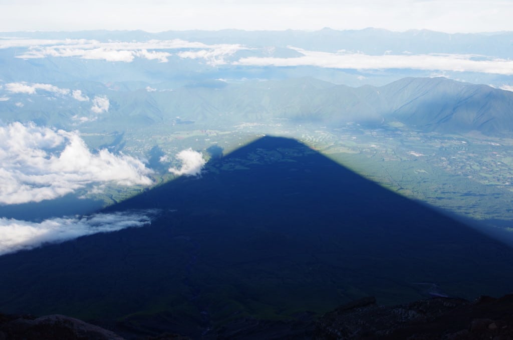 Tenhle vrcholový stín byl nakonec naším nejkrásnějším výhledem na horu Fuji.